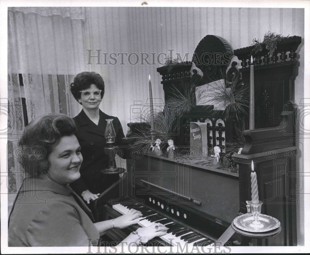 1969 Press Photo Women at organ at Griffin House, Tomball, Texas - hca23521 - Historic Images