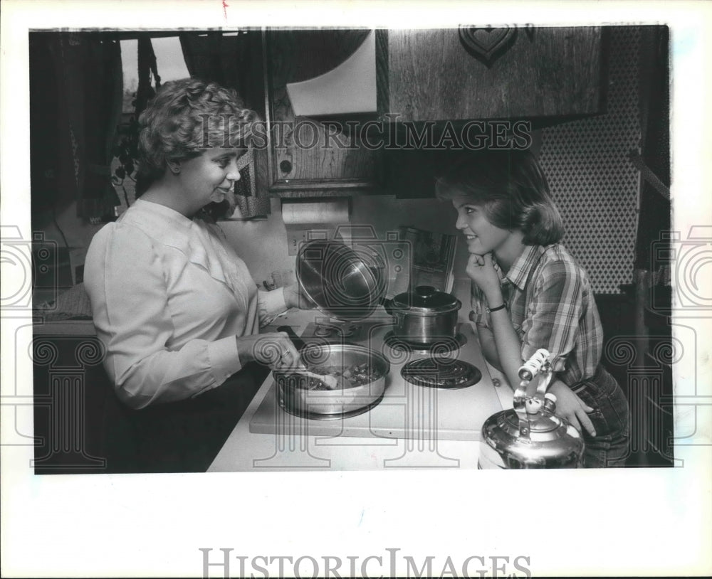 1981 Press Photo Ann watches mother Ellen Sperling cook dinner in Houston, TX - Historic Images