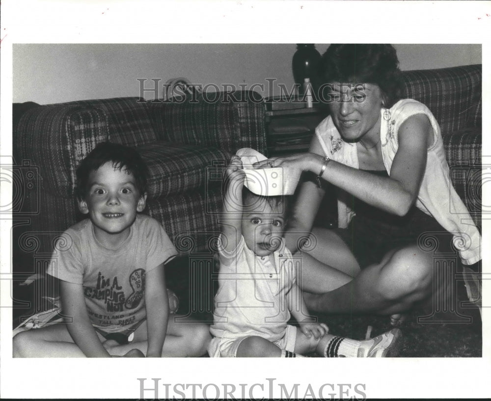 1983 Otto Smith-Goeke and Carolyn Hancock with son Cliff in Houston - Historic Images