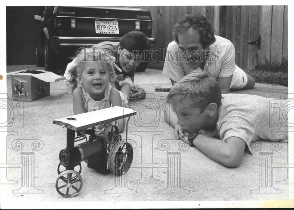 1982 Tom and Mary Anne Foster with children Clay and Emily in Texas - Historic Images