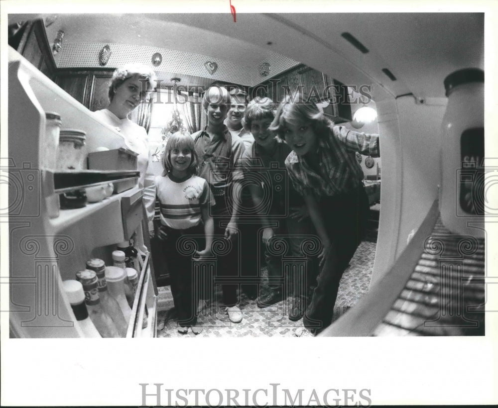 1981 Press Photo Sperling family portrait in front of refrigerator in Houston - Historic Images