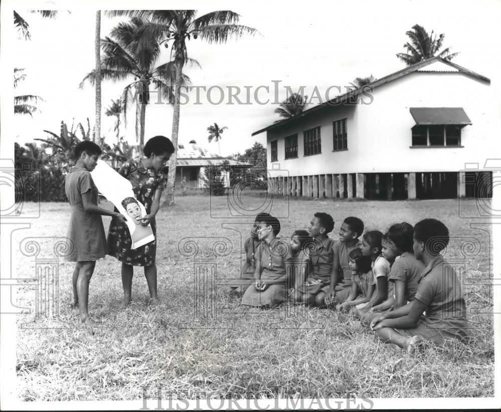 1971 Press Photo Nurse Vika gives dental lesson to children in Naililili, Fiji - Historic Images