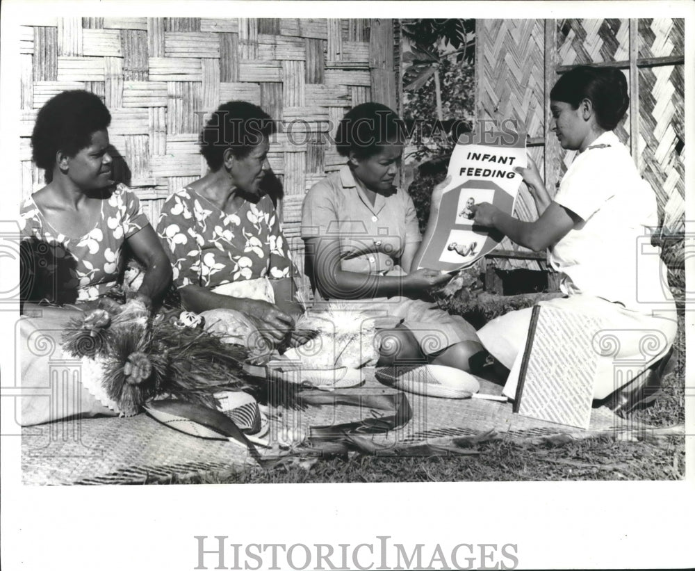 1971 Press Photo Nursing Sister Singh instructs mothers in Fiji - hca23584 - Historic Images