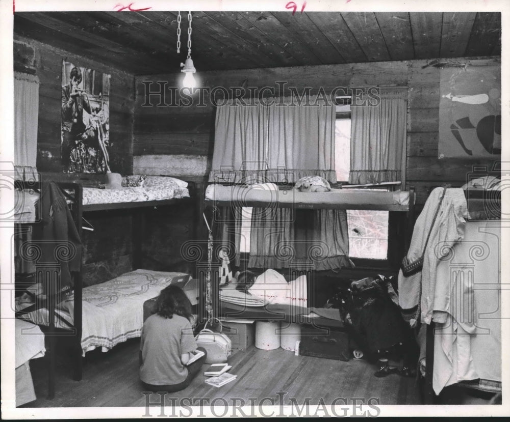 1971 Press Photo Runaway girl reads at The Family Connection in Houston - Historic Images