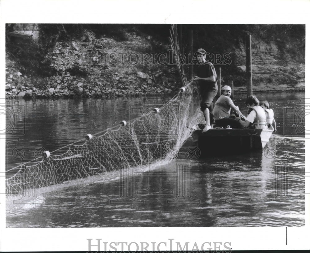1989 Press Photo Keith Sirmons casts a net into the Trinity River in Texas. - Historic Images