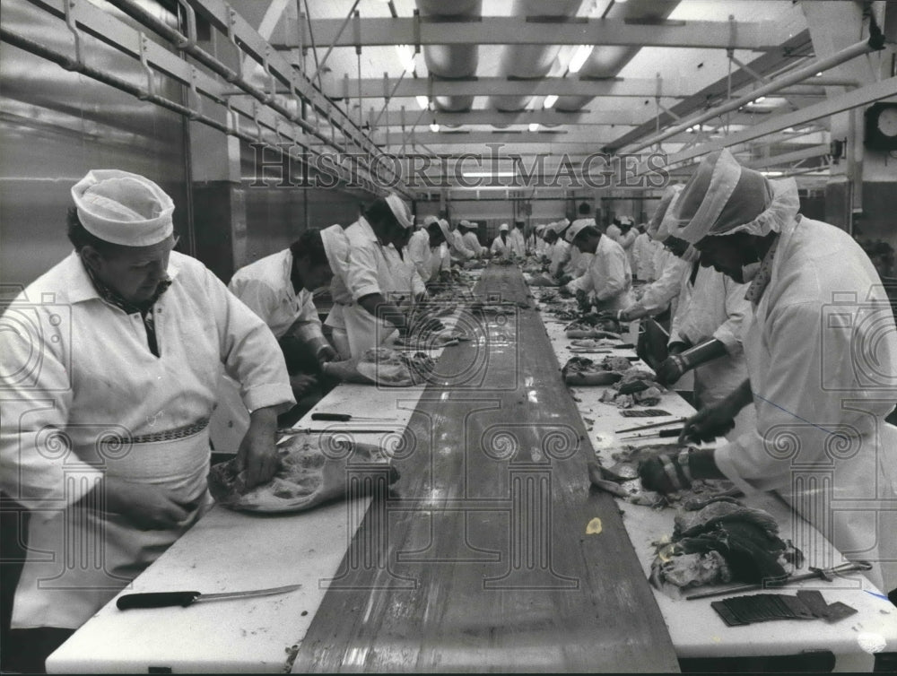 1980 Press Photo Butcher Assembly line at Jana, Denmark - hca23620 - Historic Images