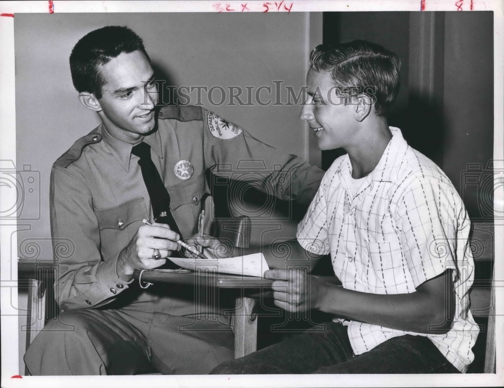 1960 Press Photo Houston Patrolman helps Danny Gregory with drivers license form - Historic Images