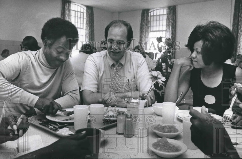 1973 Press Photo Warden Campbell, Federal Correctional Institution, Fort Worth - Historic Images