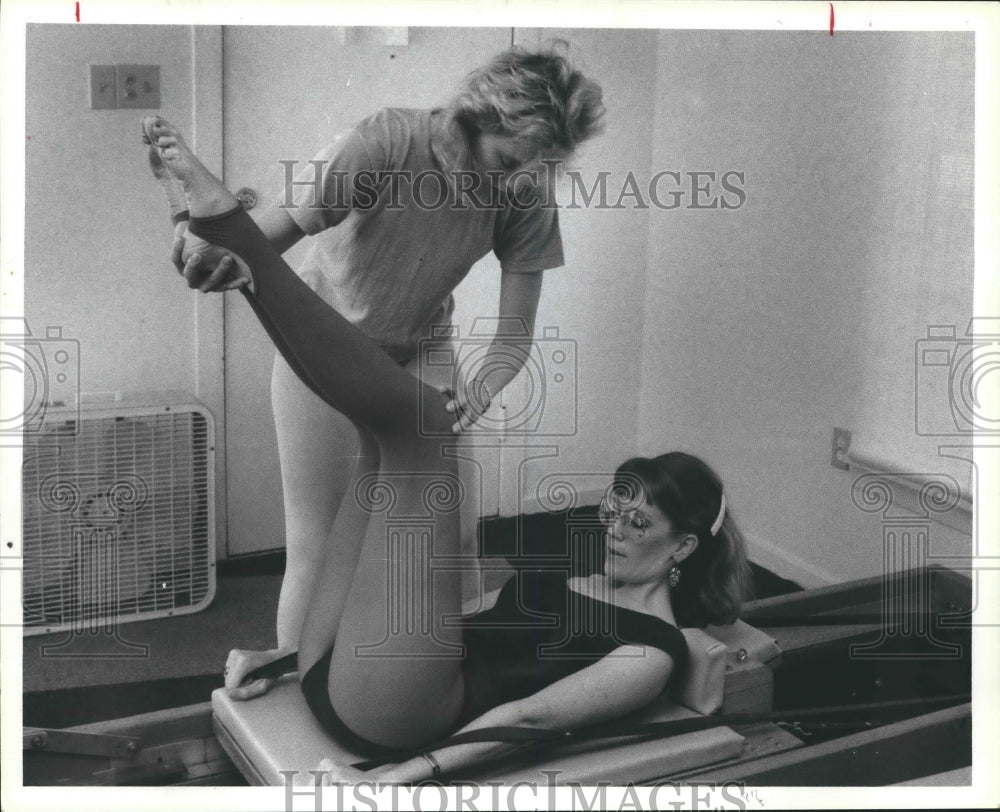 1986 Elizabeth Jones helps Julie Skillern exercise in Houston, TX - Historic Images