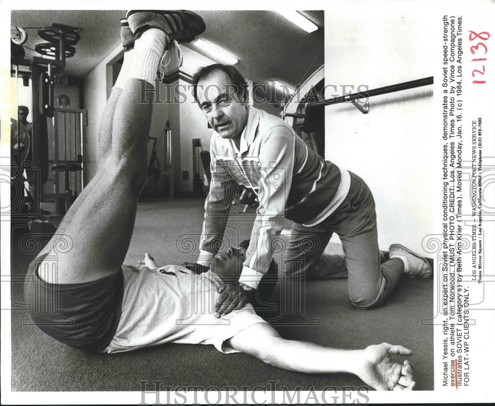 1984 Press Photo Michael Yessis & Tom Norwood, Soviet physical conditioning - Historic Images