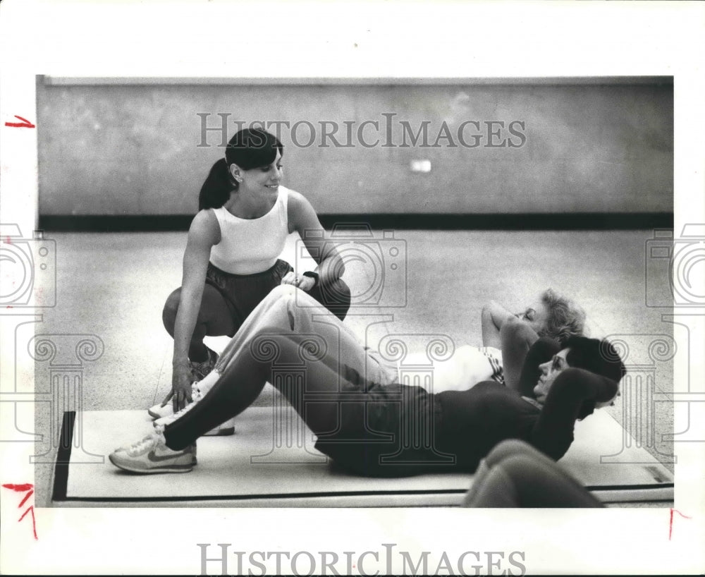 1985 Press Photo Janice Stamerro guides students in exercise class in Houston- Historic Images