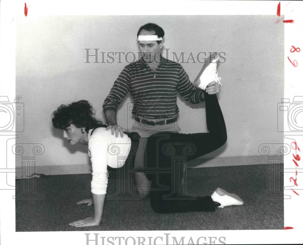 1985 Lex Gillan helps Mariln Sage Meagher exercise, Houston, TX - Historic Images