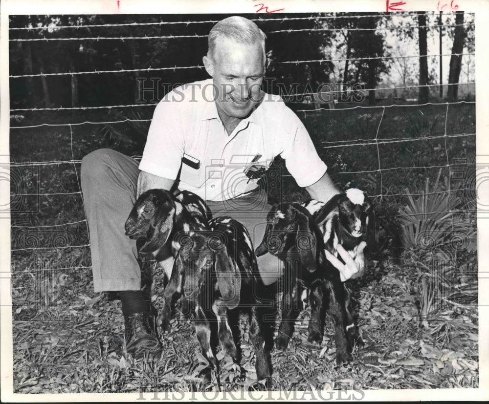 1969 Press Photo A.K. Powell of Brazoria, Texas and his quadruplet Nubian goats - Historic Images