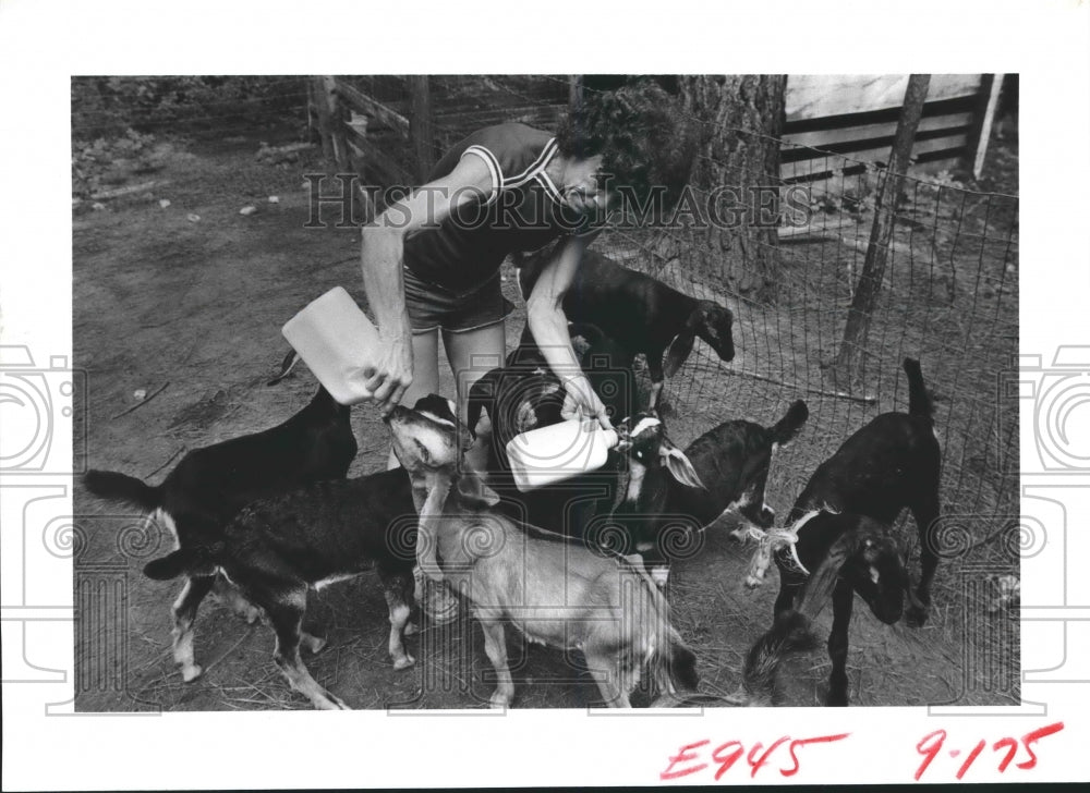 1982 Viola Pressley, goat farmer in Liberty County, hand feeds kids - Historic Images