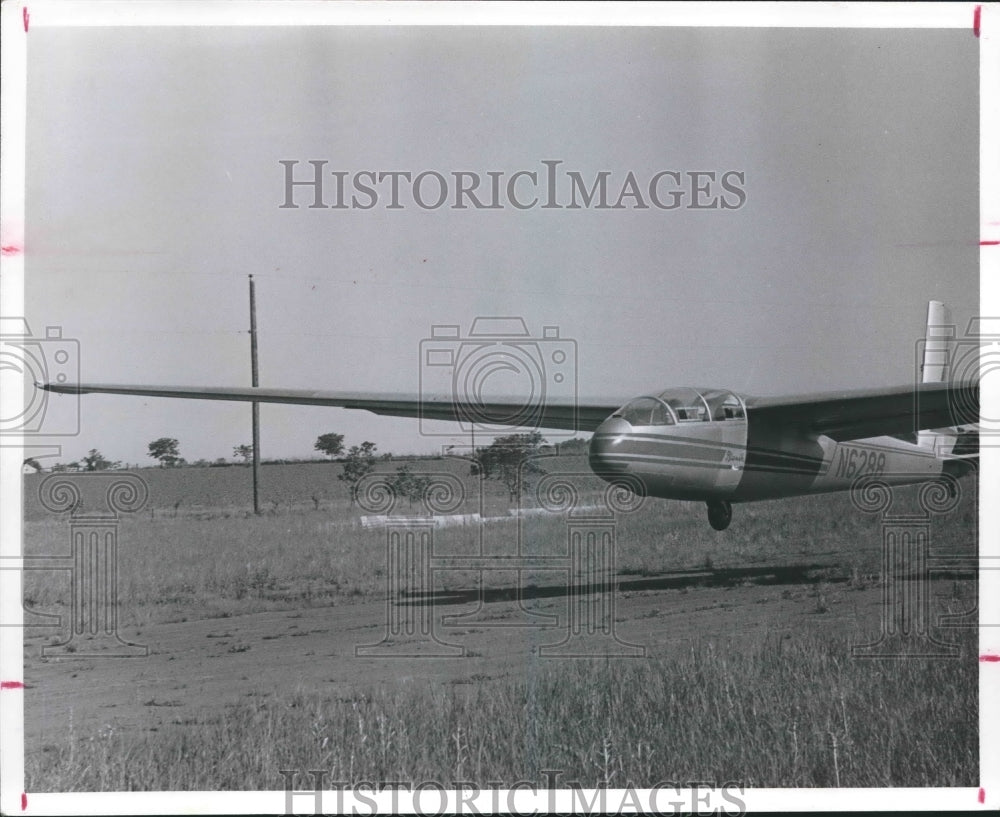 1977 Glider approaches for a landing - Historic Images
