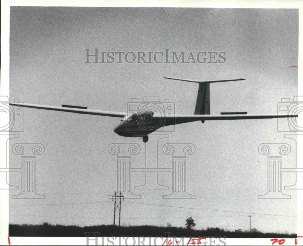 1982 Romanian Lark lands at Houston Soaring Assoc, Katy, TX - Historic Images