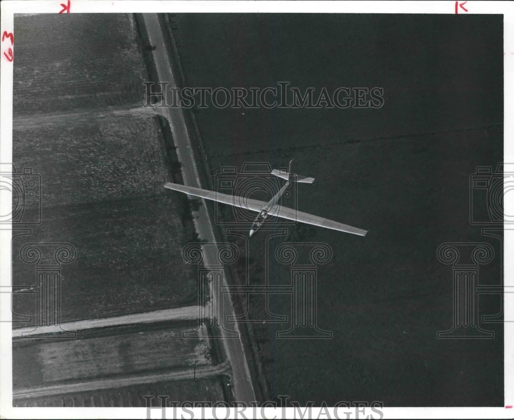 1977 Glider flies over Houston, Texas - Historic Images