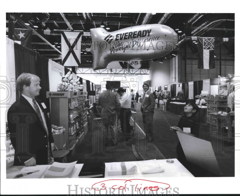 1990 Press Photo Eveready's Andy Truitt at Handy Hardware trade show in Houston - Historic Images