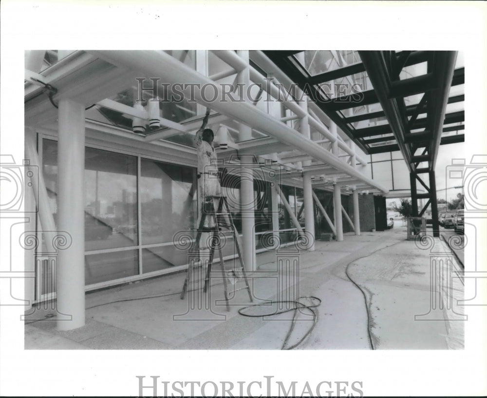 1987 Press Photo Antonio Rosalez painting exterior of Houston convention center - Historic Images