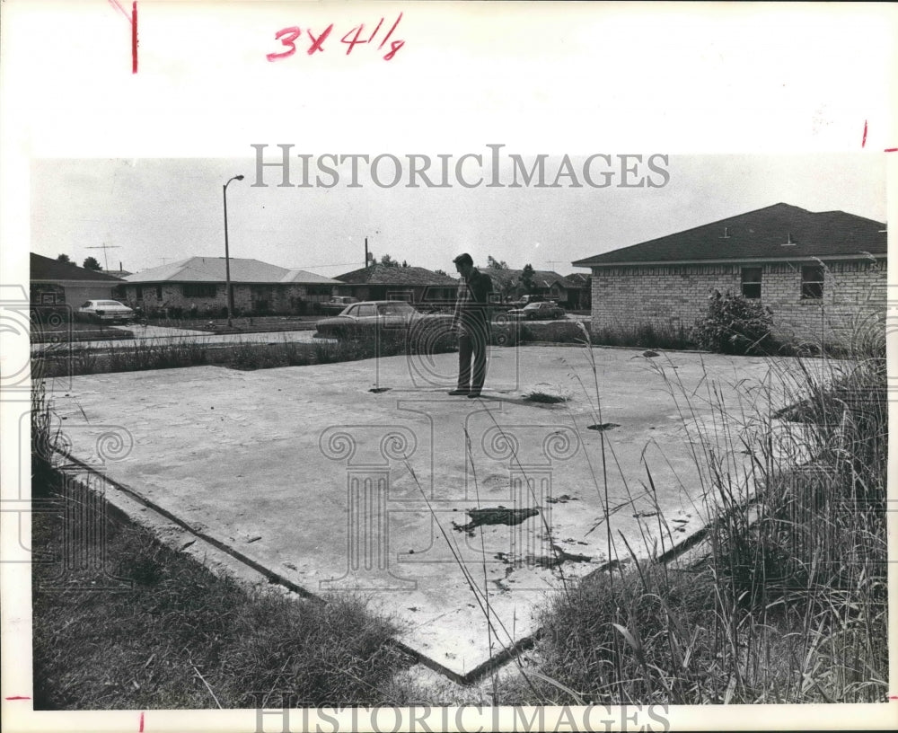 1976 Man at explosion site in Greenridge N Subdivision, Houston - Historic Images