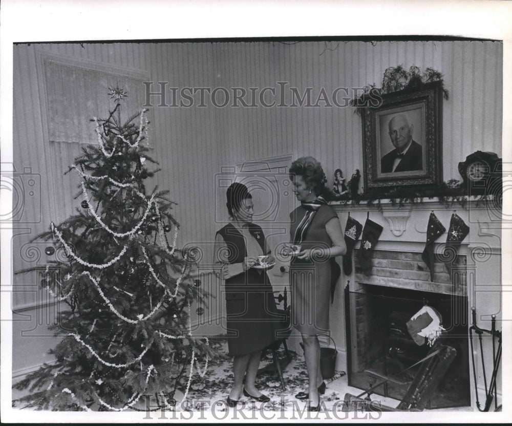 1969 Press Photo Mrs. Evans & Mrs. Warren in Griffin House, Tomball, Texas. - Historic Images
