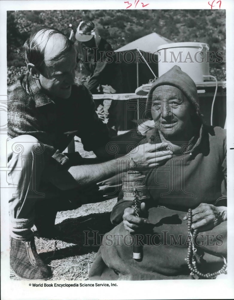 1967 Press Photo Dr. Kaye Ibbertsen checks goiter of Sherpa woman in Nepal- Historic Images