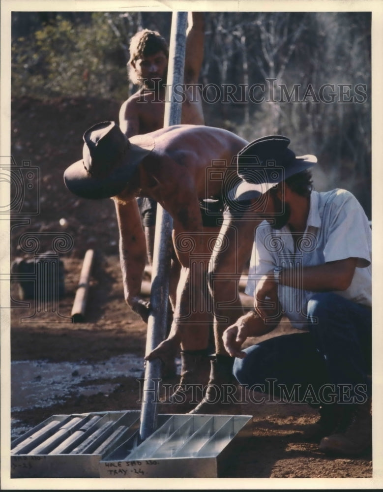 1988 Press Photo Houston based gold mine company test core samples in Australia - Historic Images