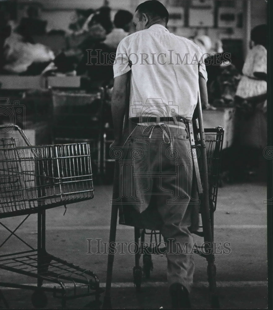 1965 Press Photo Milton McAllister, handicapped Houston Goodwill employee - Historic Images