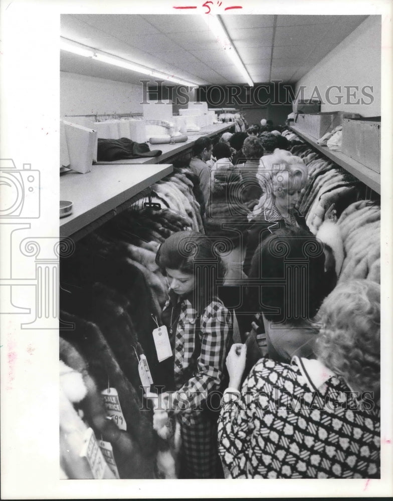 1975 Women shop for furs in small room in Houston, TX - Historic Images