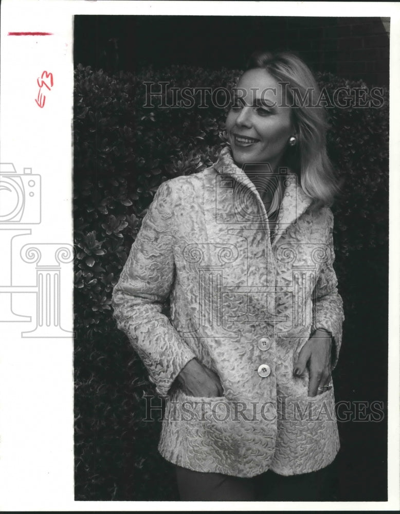 1978 Woman models beige broadtail fur jacket - Historic Images