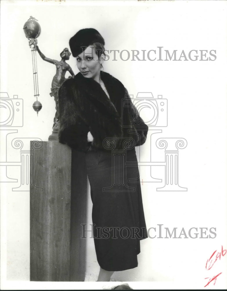 1978 Woman models Oscar de la Renta's battle jacket in ranch mink - Historic Images