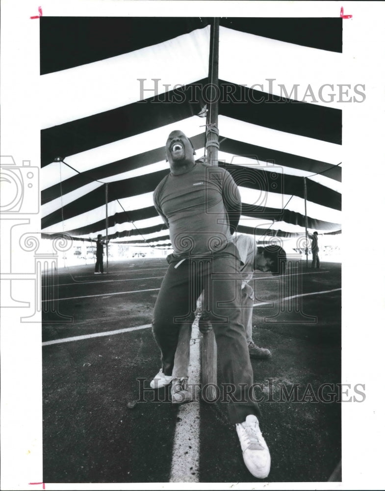 1991 Press Photo Tent raising at First United Methodist Church&#39;s sale in Houston - Historic Images