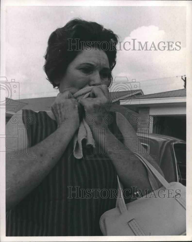 1969 Press Photo Mrs. H. L. Harris Escaped Home After Two Explosions - hca24064 - Historic Images