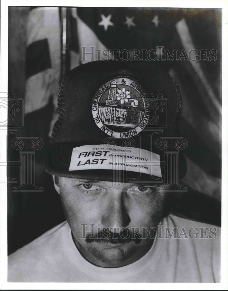 1989 Rick Gresham of Ethyl Corporation, Pasadena, Texas, shows hat - Historic Images