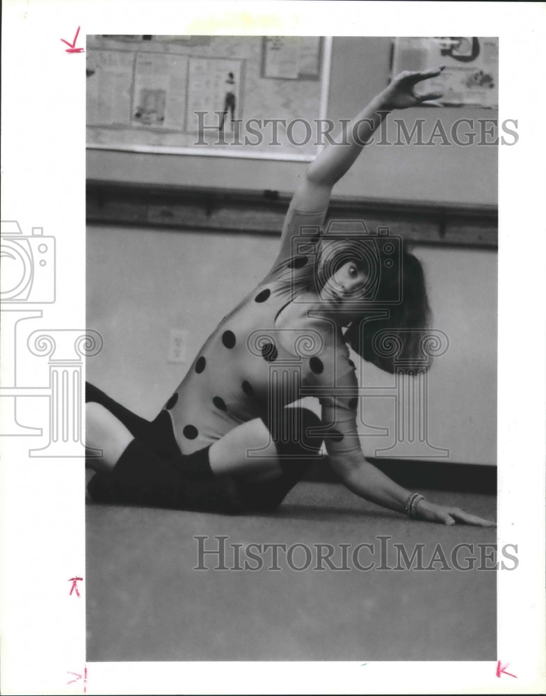 1989 Gail Goldsobel doing stretching exercises - Historic Images