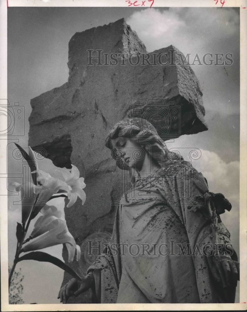 1969 Press Photo Angel memorial at Holy Cross Cemetery, Houston - hca24138 - Historic Images