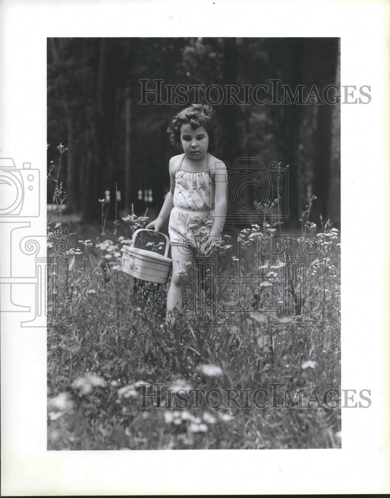 1986 Ashley Thackeray looks for Easter eggs at Bear Creek Park - Historic Images