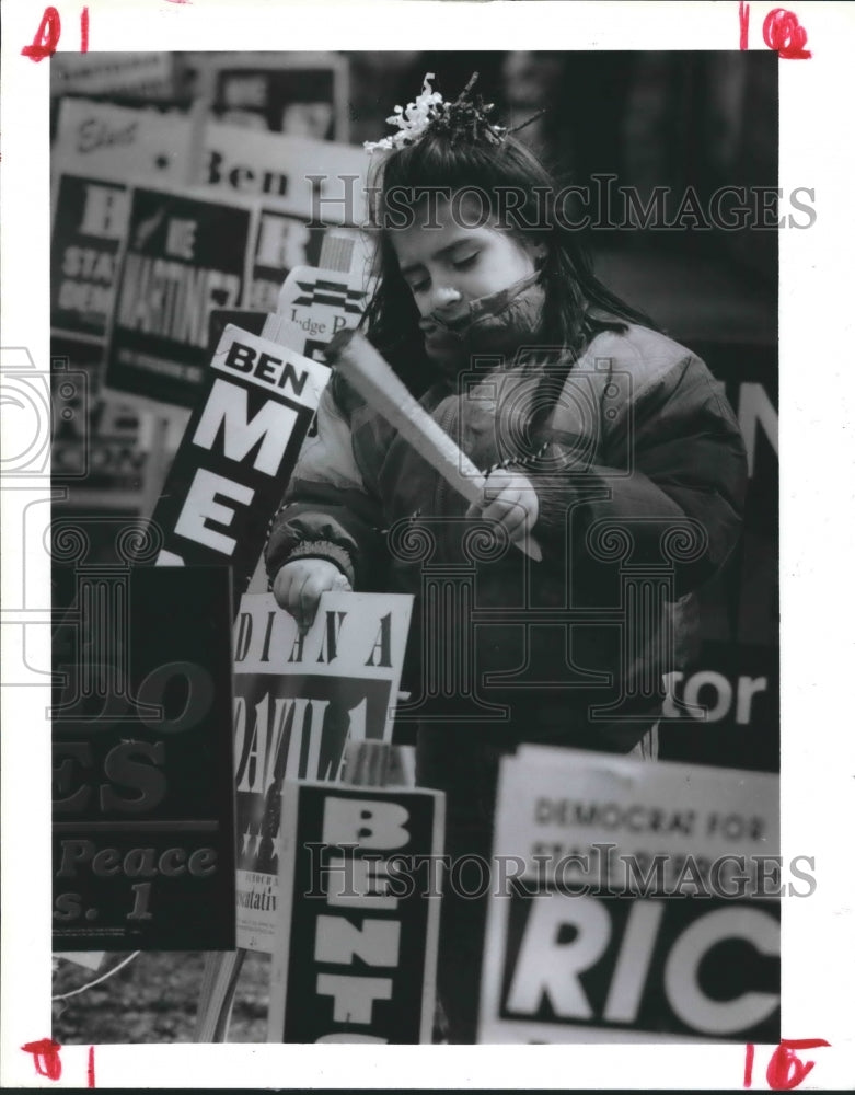 1992 Lorena Alvarado resets campaign sings at Jackson Middle School - Historic Images