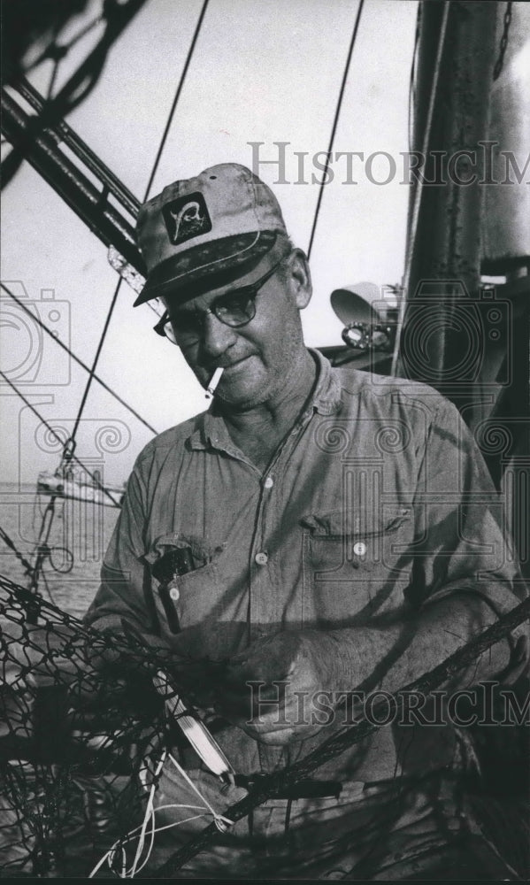 1969 Press Photo Robert Bell, shrimper from Port Lavaca, Texas, mends his nets - Historic Images