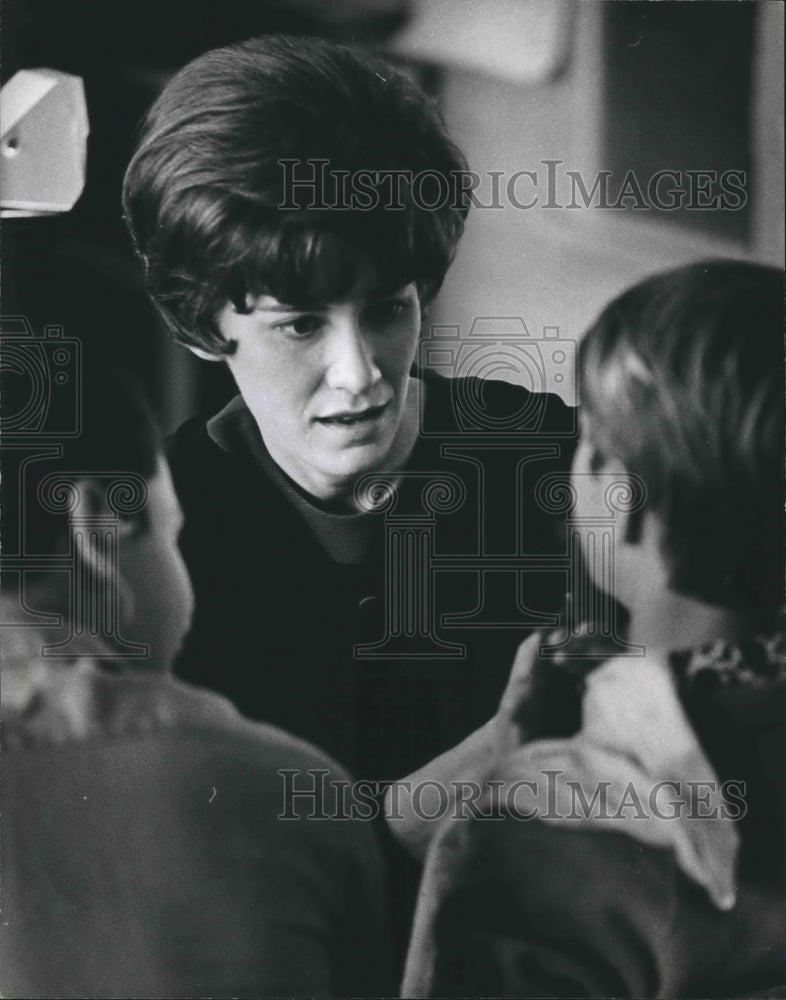 1967 Press Photo Teacher Patricia Lanfear discusses music with students - Historic Images