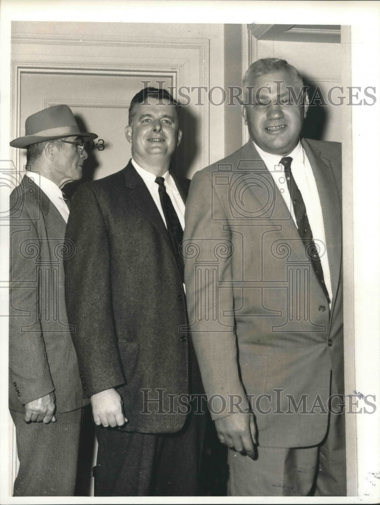 1958 Press Photo Farnsworth & Chambers, District Attorneys & Grand Jury Bailiff - Historic Images