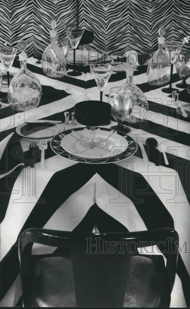 1987 Press Photo Mickey Rosmarin's table for dessert party, Houston - hca24252 - Historic Images