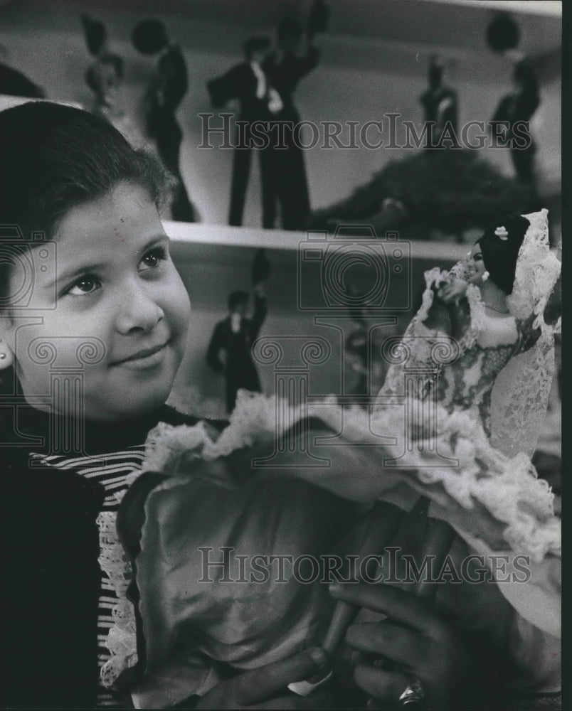 1972 Press Photo Martha Guerra holding doll at Cardet&#39;s Grocery in Houston, TX - Historic Images