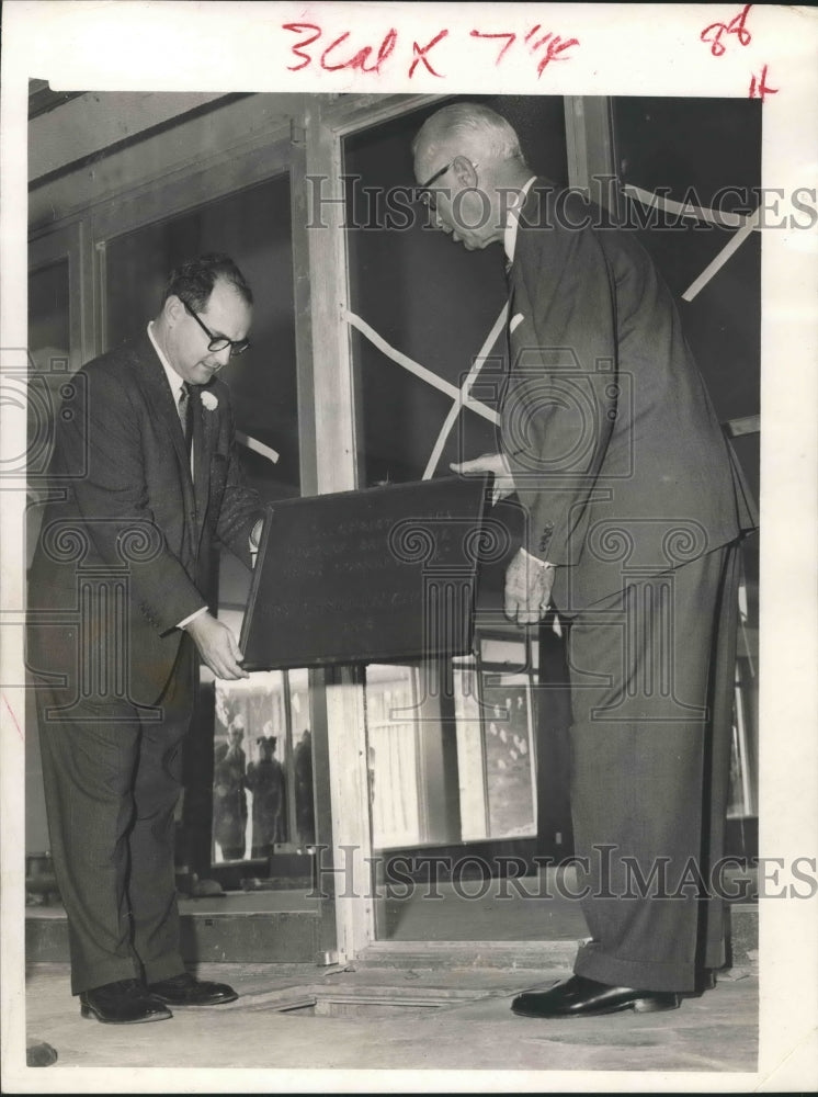 1958 Press Photo Chairman & Pastor lay cornerstone at First Christian, Houston - Historic Images