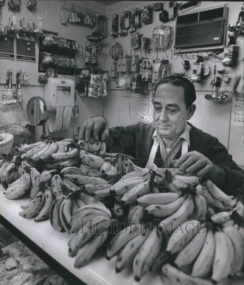 1972 Press Photo Butcher Antonio Urbay with plantains, Hector Cardet&#39;s, Houston-Historic Images