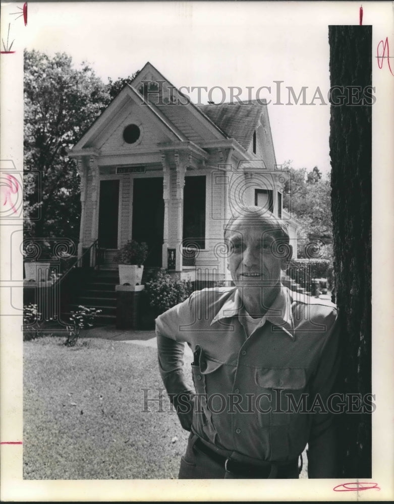 1976 Press Photo Glenwood Cemetery caretaker James N. Forsyth, 55 - hca24358 - Historic Images