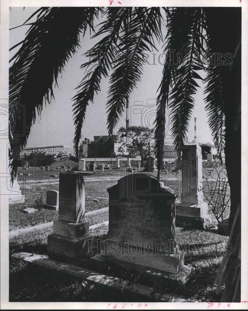 1971 Glendale Cemetery with Stauffer Chemical in the distance - Historic Images