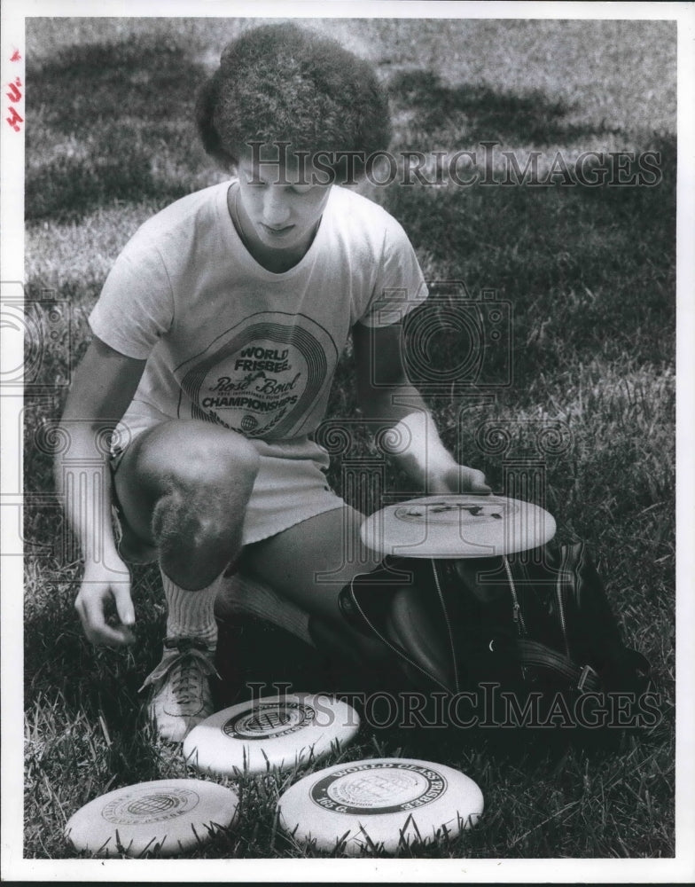 1978 Press Photo Hatfield sorts through his collection of Frisbees - hca24394 - Historic Images