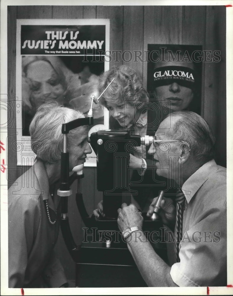 1981 Texas Society to Prevent Blindness members tests for glaucoma - Historic Images