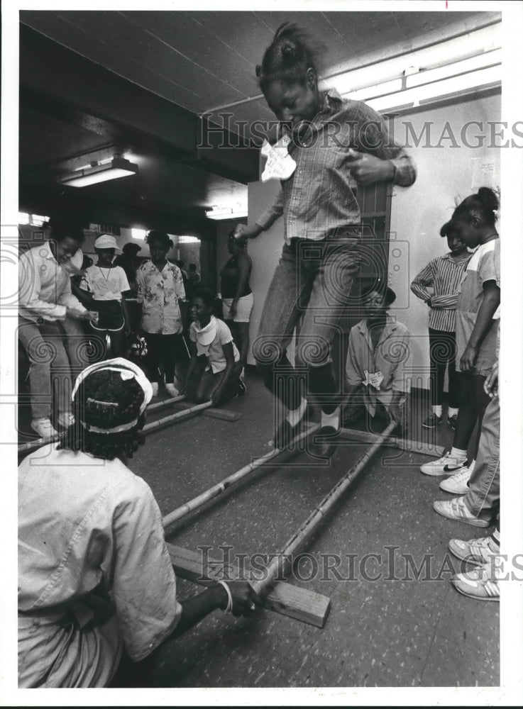 1986 Press Photo Houston Girl Scouts play game at Cuney Home Community Center - Historic Images